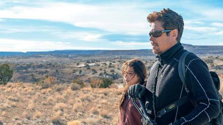 Der Killer (Benicio del Toro) und die Tochter des Drogenbosses (Isabela Moner) marschieren zu Fuß durch die Wüste. 