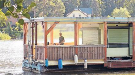 Haus oder Hausboot? Die Neuruppiner Bauaufsicht hält „Günnie“ für eine nicht genehmigte „bauliche Anlage“.