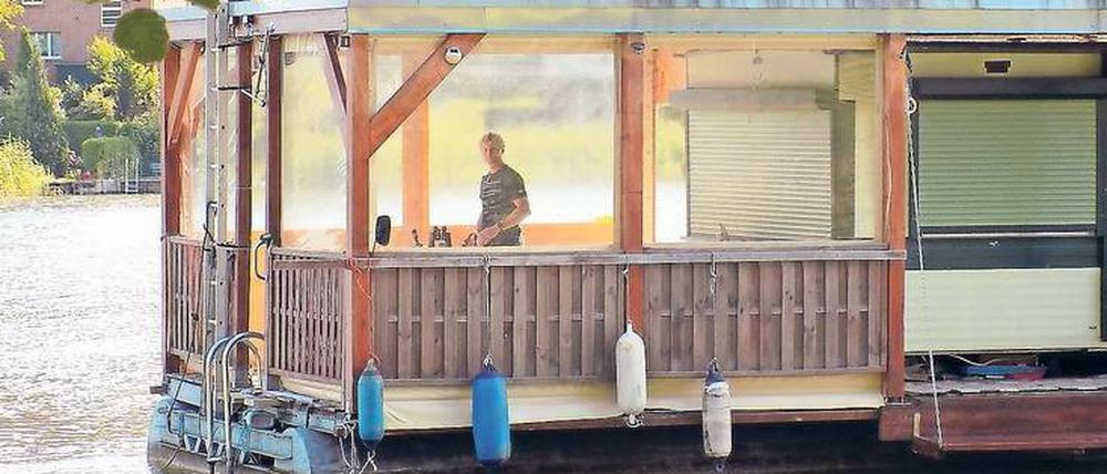 Haus oder Hausboot? Die Neuruppiner Bauaufsicht hält „Günnie“ für eine nicht genehmigte „bauliche Anlage“.