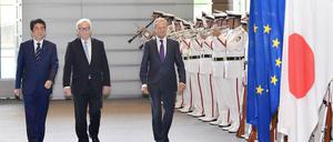 Neue Bündnispartner: Japans Premierminister Shinzo Abe (von links), EU-Kommissionspräsident Jean-Claude Juncker und EU-Ratspräsident Donald Tusk.