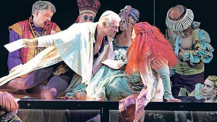 Grausamer Vater. Die Oper „Beatrice Cenci“ im Bregenzer Festspielhaus, mit Graf Francesco Cenci (Christoph Pohl) und Beatrice (Gal James).