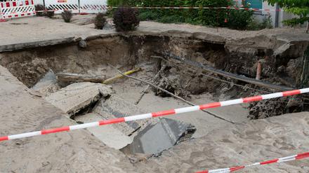 Fünf mal fünf Meter misst das Loch mitten auf der Fahrbahn. Die Ursache für den Wasserrohrbruch war zunächst nicht klar.