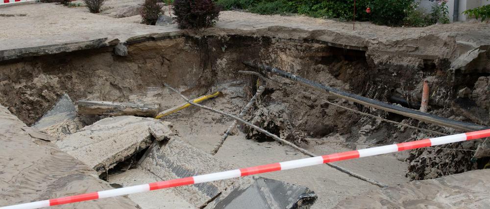 Fünf mal fünf Meter misst das Loch mitten auf der Fahrbahn. Die Ursache für den Wasserrohrbruch war zunächst nicht klar.