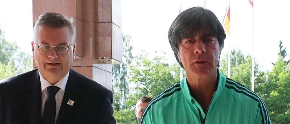 Gemeinsam durch die Krise. Reinhard Grindel (links) steht Bundestrainer Joachim Löw unbeirrt zur Seite.