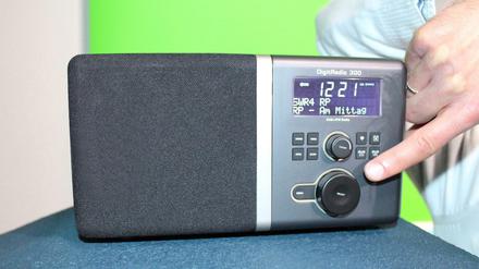 Über die Zukunft der Radio-Übertragung wird in Deutschland heftig gestritten. DAB+ ist vielseitiger als UKW, doch noch dominiert die analoge Technik die Radiowelt.