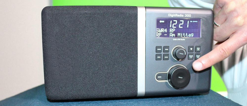 Über die Zukunft der Radio-Übertragung wird in Deutschland heftig gestritten. DAB+ ist vielseitiger als UKW, doch noch dominiert die analoge Technik die Radiowelt.