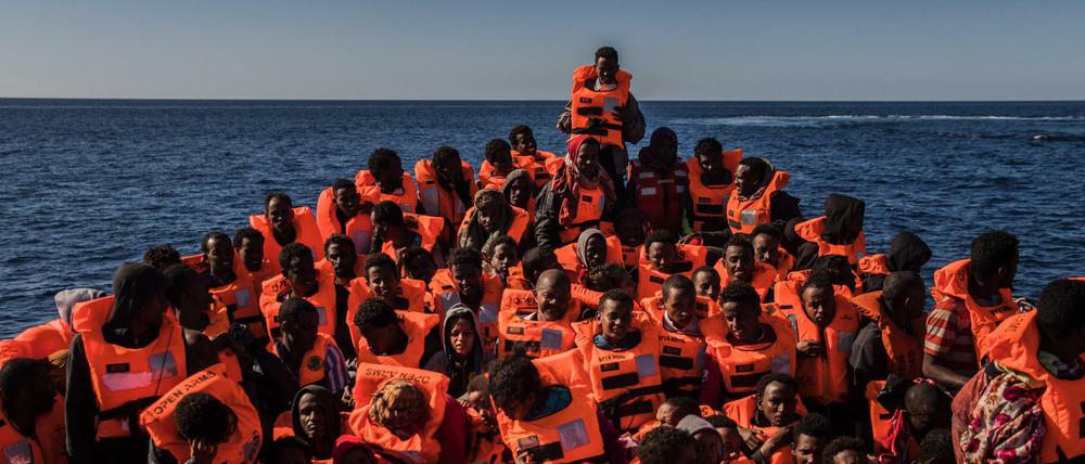 Flüchtlinge auf einem Boot auf dem Mittelmeer (Archivbild)