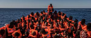 Flüchtlinge auf einem Boot auf dem Mittelmeer (Archivbild) 