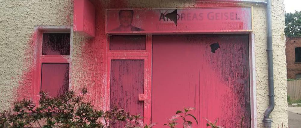 So sieht das Bürgerbüro von Innsenator Geisel am Donnerstag nach der Attacke mit pinken Farbbeuteln aus.