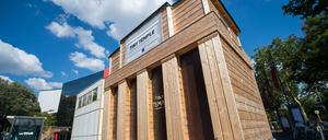 Platz ist in der kleinsten Hütte. Vor der Urania werden Ideen für alternatives Wohnen vorgestellt.