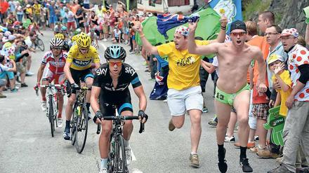 Bisher ist Chris Froome (zweiter Fahrer von vorn) noch auf keiner eigenen Siegerplakette in einer der Kehren nach L’Alpe d’Huez verewigt. 