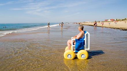 Abkühlung auf Rädern: In einem Strandrollstuhl können auch mobilitätseingeschränkte Menschen das Meer genießen.