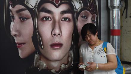 Ein Plakat von "Asury" in Peking. 