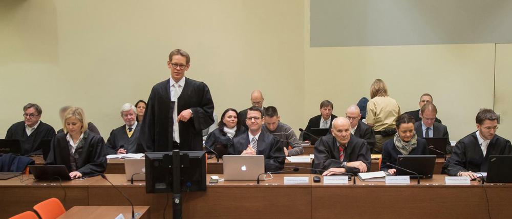 Die Anwälte der Angeklagten Zschäpe, Anja Sturm (vorne, links), Wolfgang Heer, Wolfgang Stahl, Hermann Borchert, die Angeklagte Beate Zschäpe und ihr Anwalt Mathias Grasel 2016 im Gerichtssaal im Oberlandesgericht in München.