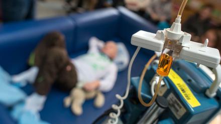 Ein Kind erhält in einer onkologischen Tagesklinik bei einer Chemotherapie eine Infusion. 