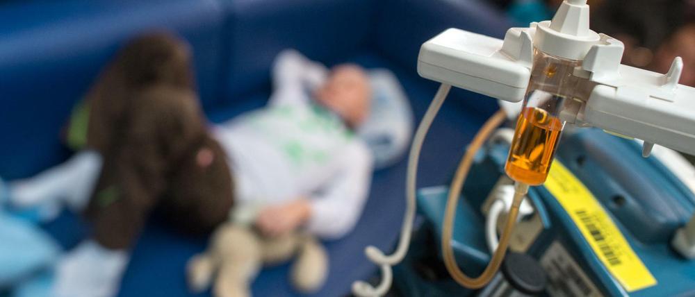 Ein Kind erhält in einer onkologischen Tagesklinik bei einer Chemotherapie eine Infusion.