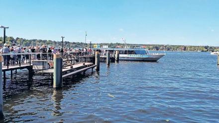 Die machen jede Stunde rüber. Fahrgäste stehen in einer langen Schlange an der BVG-Fähre in Wannsee. Das Schiff fährt jede Stunde in den Spandauer Süden. 