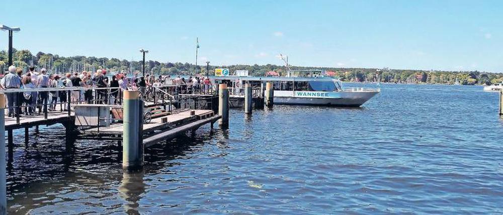 Die machen jede Stunde rüber. Fahrgäste stehen in einer langen Schlange an der BVG-Fähre in Wannsee. Das Schiff fährt jede Stunde in den Spandauer Süden. 