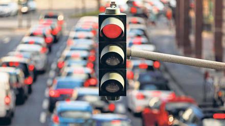 Rot für Diesel. Das Bundesverwaltungsgericht hat Fahrverbote für ältere Diesel grundsätzlich für zulässig erklärt – wenn sie verhältnismäßig sind. Nun stehen in zahlreichen Bundesländern und Städten Gerichtsurteile an. 