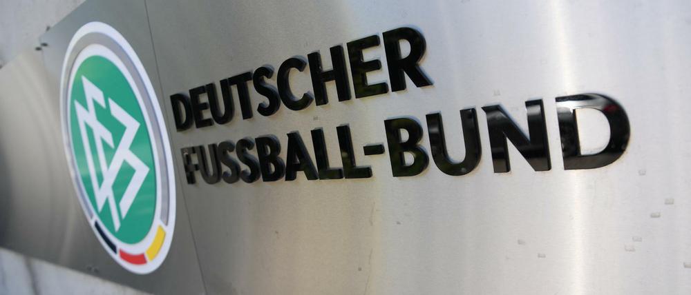 Hinter dieser Plakette rumorte es beim Gipfeltreffen der Landesverbände mit dem Präsidium und Bundestrainer Joachim Löw.