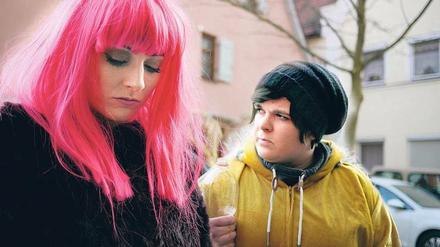 Komplizinnen. Die aus der Stadt heimgekehrte Toni (Kathi Wolf, links) und ihre alte Dorf-Freundin Rosa (Nadine Sauter). 