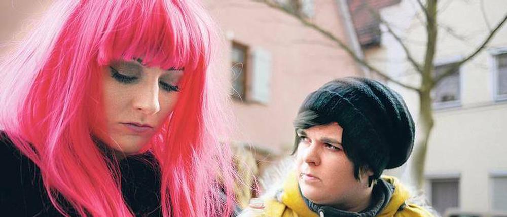 Komplizinnen. Die aus der Stadt heimgekehrte Toni (Kathi Wolf, links) und ihre alte Dorf-Freundin Rosa (Nadine Sauter).
