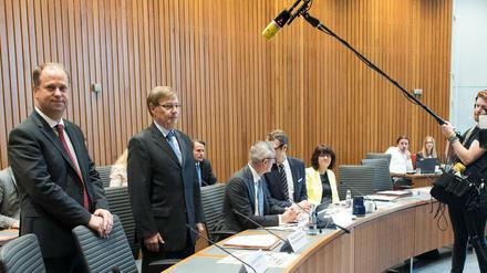 Joachim Stamp (FDP, l), Minister für Kinder, Familie, Flüchtlinge und Integration des Landes Nordrhein-Westfalen und Stellvertretender Ministerpräsident, und Peter Biesenbach (CDU, r), Justizminister des Landes Nordrhein Westfalen, warten auf den Beginn der Sitzung. 
