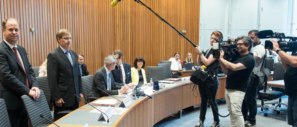 Joachim Stamp (FDP, l), Minister für Kinder, Familie, Flüchtlinge und Integration des Landes Nordrhein-Westfalen und Stellvertretender Ministerpräsident, und Peter Biesenbach (CDU, r), Justizminister des Landes Nordrhein Westfalen, warten auf den Beginn der Sitzung. 