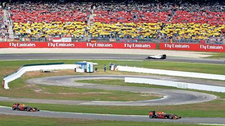 Schwarz, rot, voll. Die Zuschauer sind die einzige Einnahmequelle der Hockenheimring GmbH zur Refinanzierung des Spektakels.