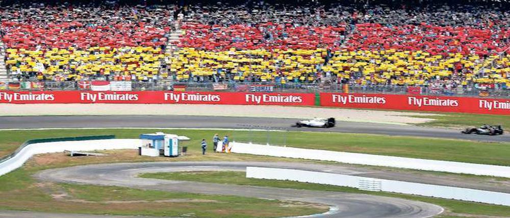 Schwarz, rot, voll. Die Zuschauer sind die einzige Einnahmequelle der Hockenheimring GmbH zur Refinanzierung des Spektakels.