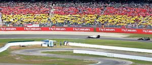 Schwarz, rot, voll. Die Zuschauer sind die einzige Einnahmequelle der Hockenheimring GmbH zur Refinanzierung des Spektakels. 