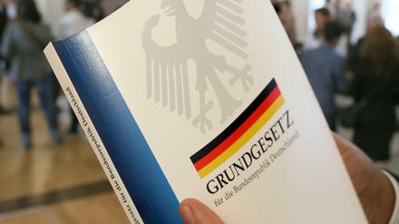 Eine Ausgabe des Grundgesetztes.