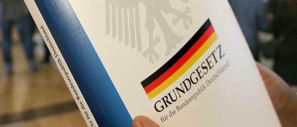 Eine Ausgabe des Grundgesetztes.
