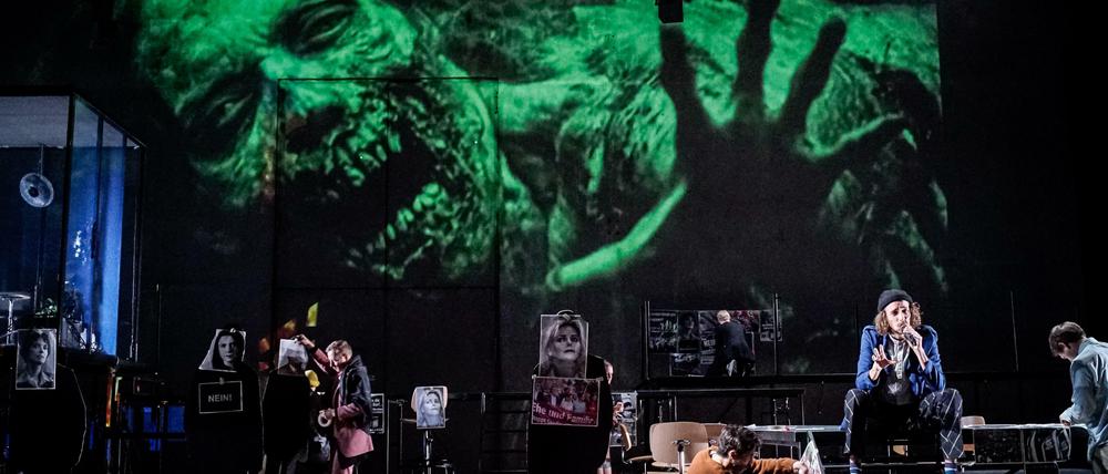 Europas Dämonen. Falk Richters Stück "Fear" hatte 2015 an der Berliner Schaubühne Premiere. 