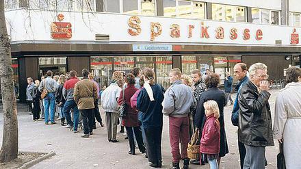 Endlich Buntes. Ost-Berliner holen ihr Begrüßungsgeld ab.