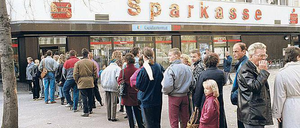 Endlich Buntes. Ost-Berliner holen ihr Begrüßungsgeld ab.