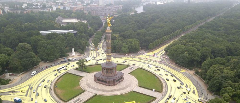 Sonne statt Kohle: Aktivisten der Umweltschutz-Organisation Greenpeace tragen rund um den Großen Stern an der Siegessäule ökologisch abbaubare und -waschbare Farbe auf.