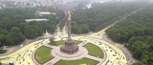 Sonne statt Kohle: Aktivisten der Umweltschutz-Organisation Greenpeace tragen rund um den Großen Stern an der Siegessäule ökologisch abbaubare und -waschbare Farbe auf.