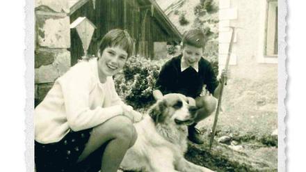 Liebling für Kinder. Prinz, der Bernhardiner, war ein Bergrettungshund und sehr gutmütig. Geduldig ließ er sich streicheln.