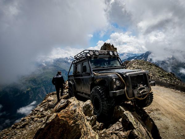 Am Hang erinnert ein kaputter Jeep an die Dreharbeiten von "Spectre".