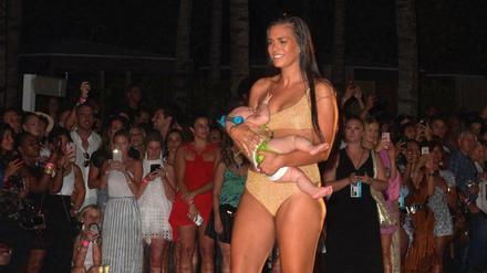 Stillen bei der Arbeit: Das Model Mara Martin zeigte auf dem Laufsteg Bademoden - und ihre Tochter. 