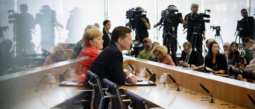 Fragen, antworten: Bundeskanzlerin Angela Merkel und Regierungssprecher Steffen Seibert bei der letzten Pressekonferenz vor der Sommerpause. 