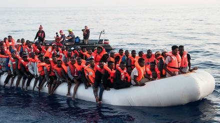 Flüchtlinge auf einem Schlauchboot im Mittelmeer