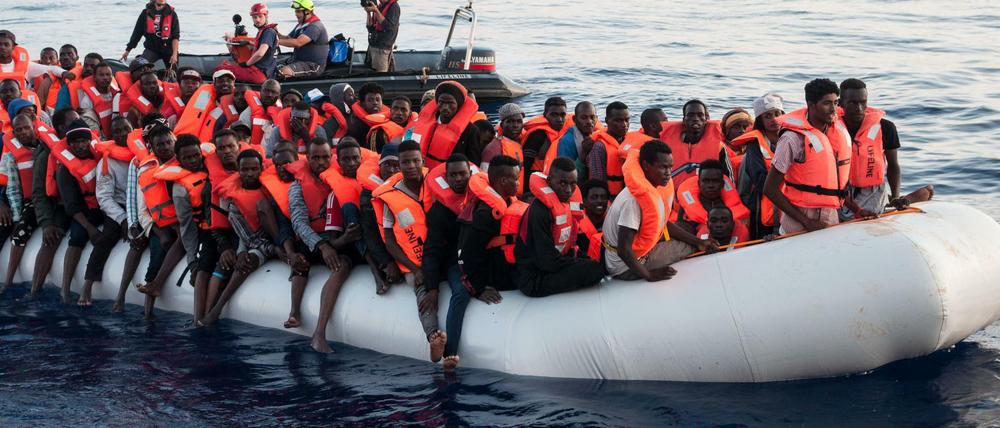 Flüchtlinge auf einem Schlauchboot im Mittelmeer