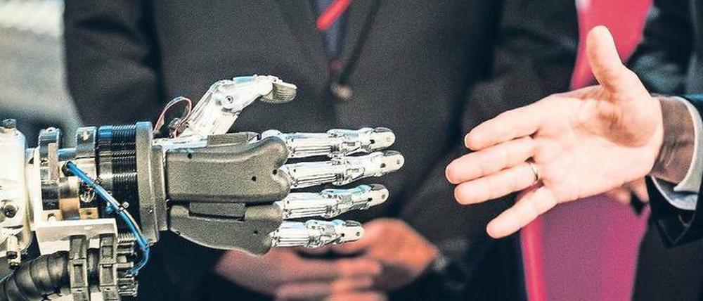Hand drauf. Die Bundesregierung will Deutschland bei der Künstlichen Intelligenz (KI) an die Weltspitze führen, derzeit liegen jedoch China und die USA im internationalen Wettlauf vorne. Foto: Ole Spata/dpa