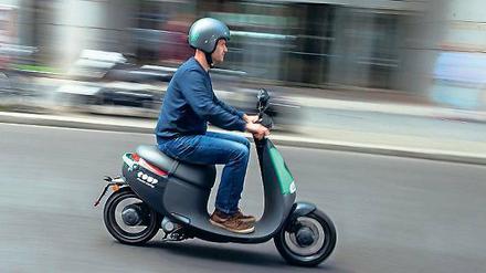 Trendig. Emmy und Coup (im Bild) haben 1650 E-Scooter im Berliner Verleih. 