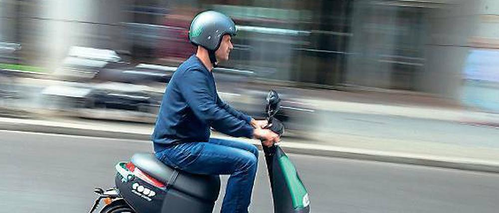 Trendig. Emmy und Coup (im Bild) haben 1650 E-Scooter im Berliner Verleih.