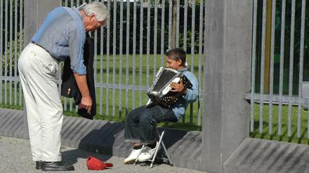 Junger Bettler in Ebertstraße in Mitte. Die Kinder werden meist von Hintermännern auf die Straße geschickt.  