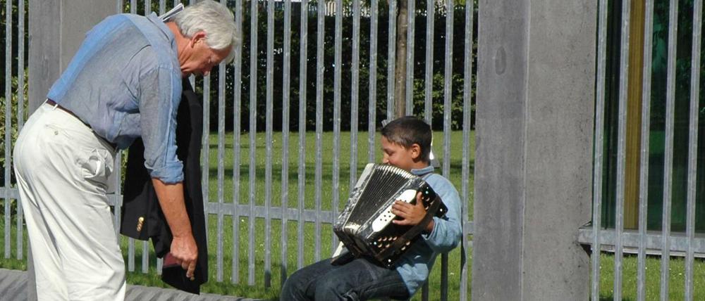 Junger Bettler in Ebertstraße in Mitte. Die Kinder werden meist von Hintermännern auf die Straße geschickt.