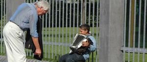 Junger Bettler in Ebertstraße in Mitte. Die Kinder werden meist von Hintermännern auf die Straße geschickt.  